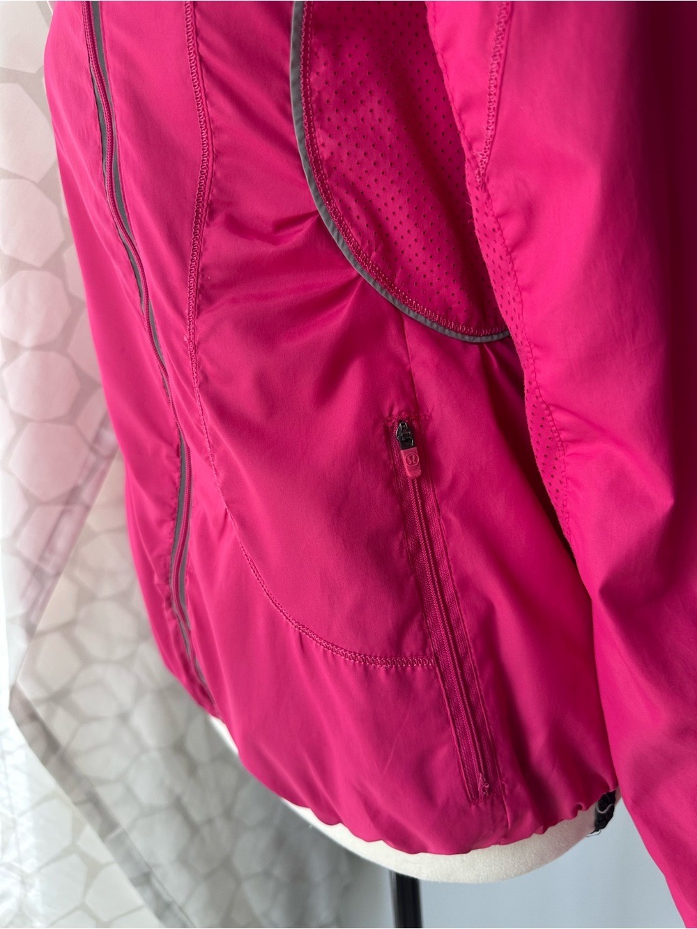 Lululemon Run Inspire Jacket Senorita Pink Full Zip Long Sleeve Hiking Hood sz 4 - Picture 5 of 16